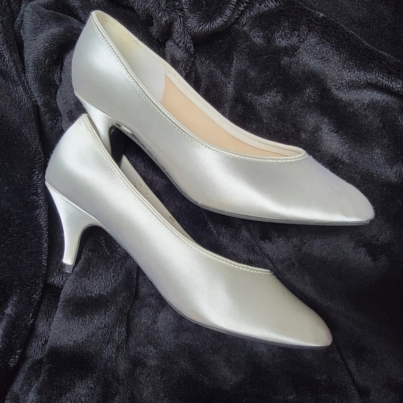 DYEABLES by EMERALD CITY ♡ Gorgeous Vintage CHERISH WHITE SATIN Heels 5 - Picture 5 of 16